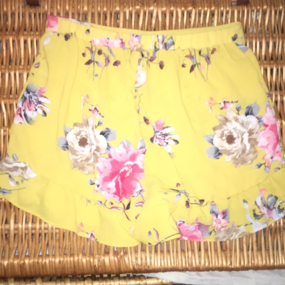 NWOT SEXY SHORT SET - Picture 5 of 5